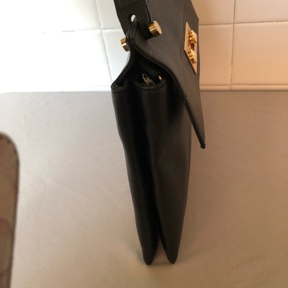 Gianni Bini crossbody bag in black with gold colored hardware - Picture 4 of 4